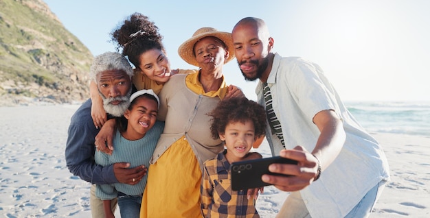 Photo selfie câlin et famille heureuse sur une plage pour voyager amusant ou aventure dans la nature ensemble photo de profil d'amour et enfants africains avec parents et grands-parents à la mer pour des vacances d'été ou un voyage