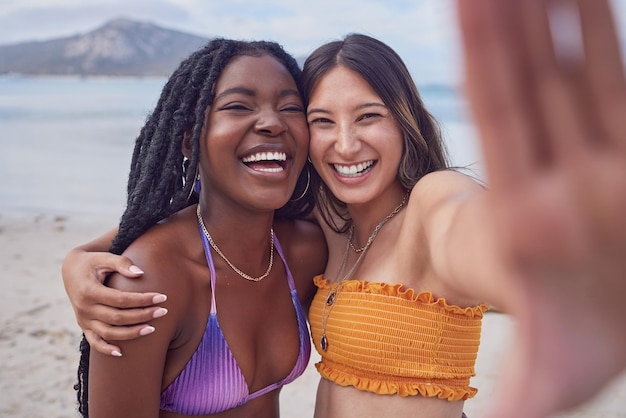 Selfie câlin et portrait d'amis à la mer pour des vacances et des voyages à Miami Amitié riant et femmes s'embrassant pour une photo lors de vacances d'influence et diffusion en direct depuis la plage