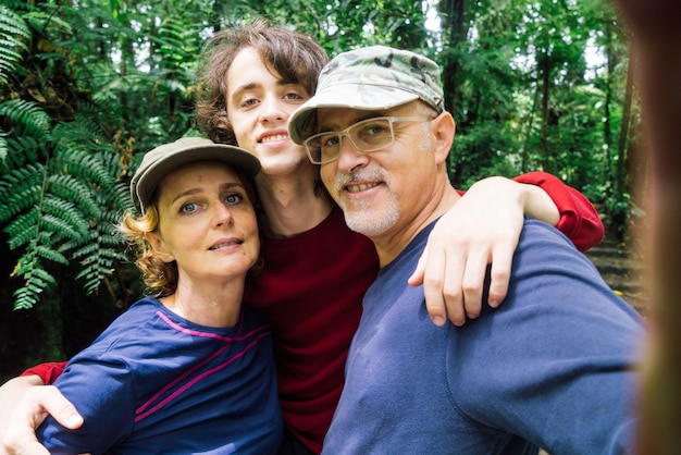 Selfie en famille lors d'une randonnée