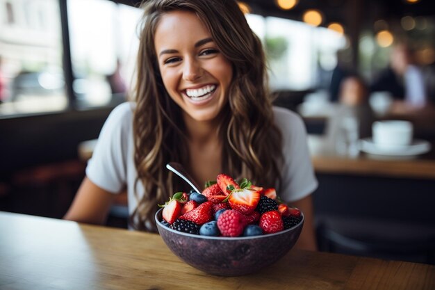 Un selfie d'une femme heureuse savourant un repas