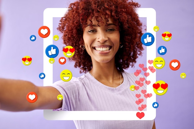 Selfie d'une femme influenceuse heureuse sur les réseaux sociaux et un emoji en studio pour s'abonner et examiner la photographie et la fille en direct avec un fond violet avec une icône de notification sur l'application vidéo
