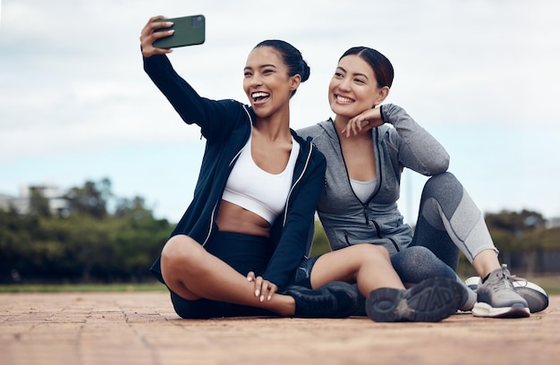 Selfie femmes et amis en plein air pour l'entraînement, l'exercice et la forme physique pour l'entraînement et le bien-être