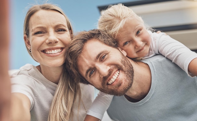 Selfie heureux et portrait d'une famille chez eux après avoir déménagé et acheté une maison Hypothèque immobilière et visage d'une mère père et enfant avec une photo à l'extérieur d'un nouvel appartement