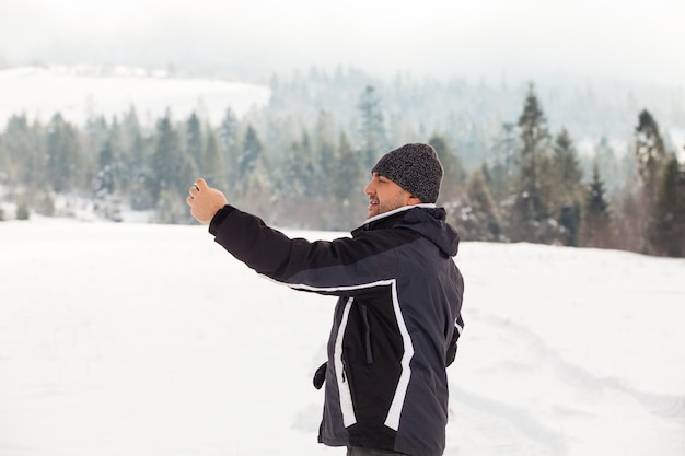 Selfie d'hiver dans les montagnes