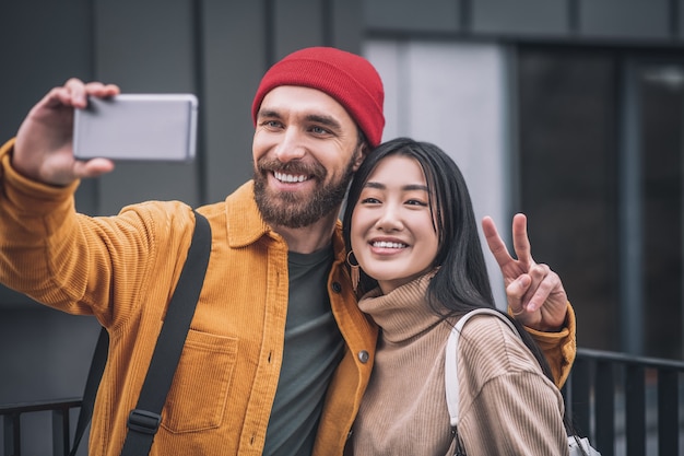 Selfie. Jeune couple, sourire, et, faire, selfie, dehors