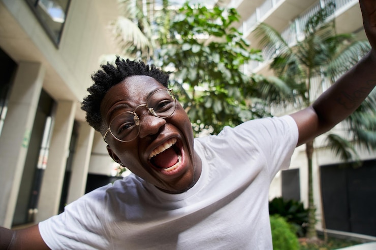 Photo selfie d'un jeune homme afro-américain avec la bouche ouverte criant de joie