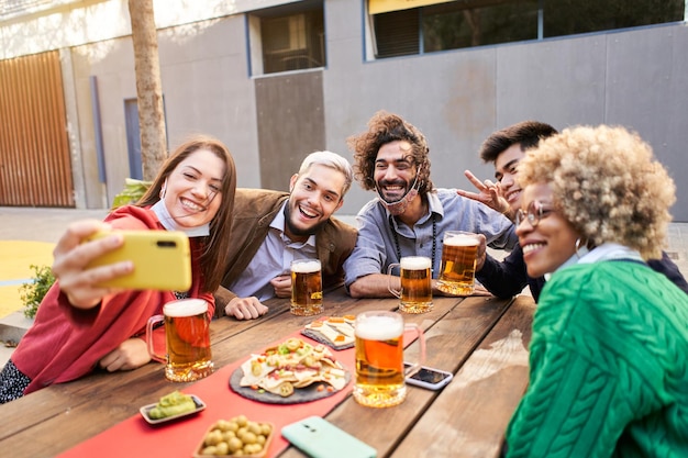 Selfie de jeunes adolescents souriants qui s'amusent ensemble