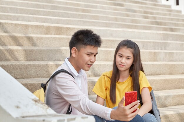 Selfie-portrait de couple drôle en plein air