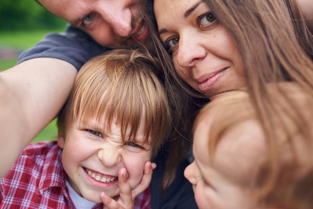 Selfie Portrait d'une famille heureuse, souriant en plein air