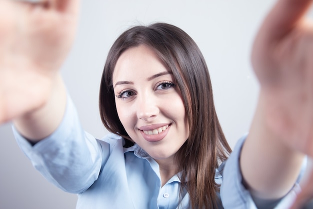 Selfie-portrait de jeune jolie femme.