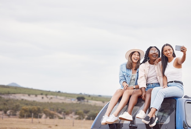 Selfie road trip et femmes amies sur le toit de la voiture dans la maquette du ciel pour les voyages et les vacances du groupe de médias sociaux Photo de profil de la diversité des jeunes ou des personnes en Afrique safari désert ou voyage à la campagne