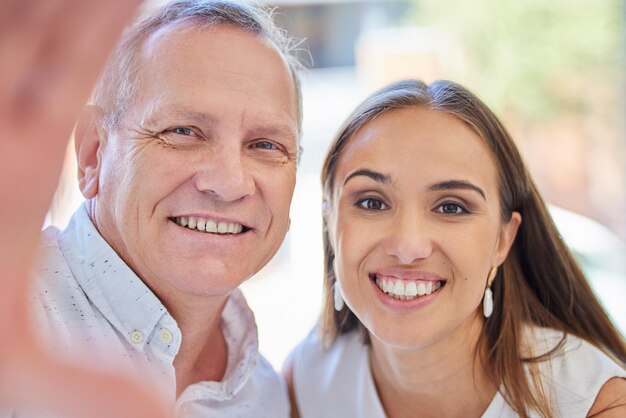 Selfie sourire et portrait d'employés avec mémoire au travail liaison et amusement au bureau Succès heureux et visage de gens d'affaires prenant une photo pour une collaboration bonheur et soutien au travail