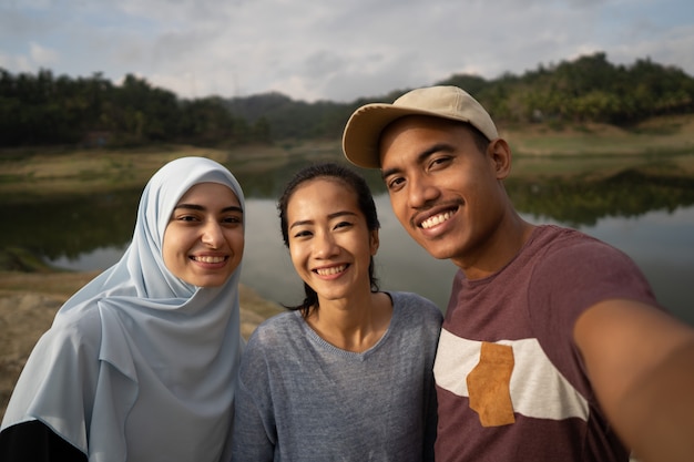 Selfie trois ami et femme musulmane