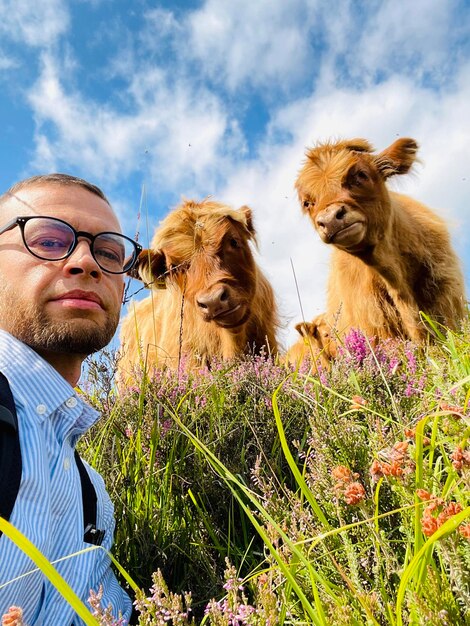 Photo selfie avec des vaches des montagnes