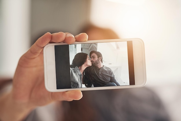Selfies doux avec la chérie Photo d'un jeune couple attrayant passant du temps de qualité à la maison