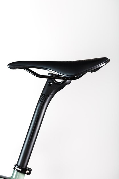 Selle de vélo sur fond clair accessoires pour la réparation et le réglage du vélo