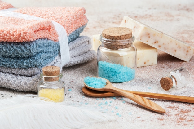 Sels de bain en bouteilles de verre, cuillère en bois