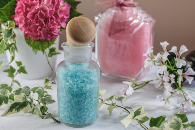 Photo des sels de bain avec un fond floral