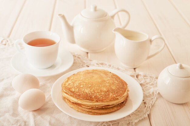 Semaine de crêpes: crêpes au miel et thé sur la table