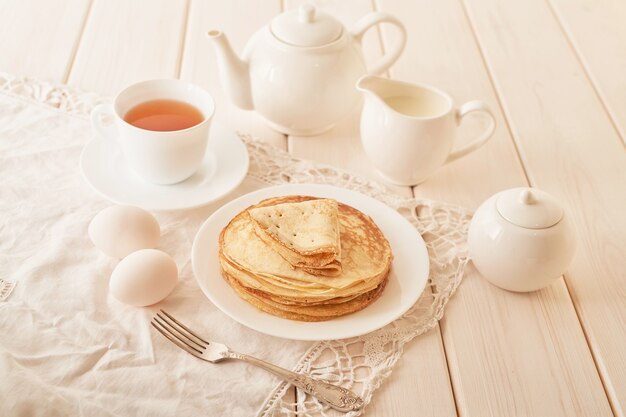 Semaine de crêpes: crêpes au miel et thé sur la table