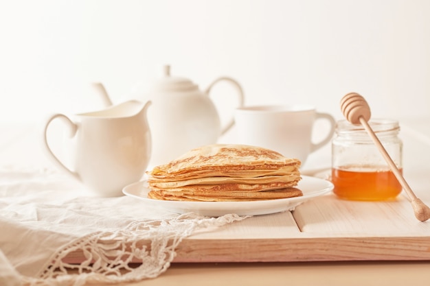 Semaine de crêpes: crêpes au miel et thé sur la table