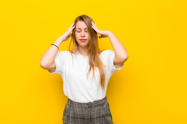 semblant concentré, réfléchi et inspiré, remue-méninges et imaginer avec les mains sur le front