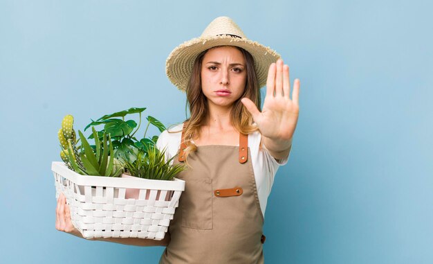 Photo semblant sérieux montrant la paume ouverte faisant un geste d'arrêt