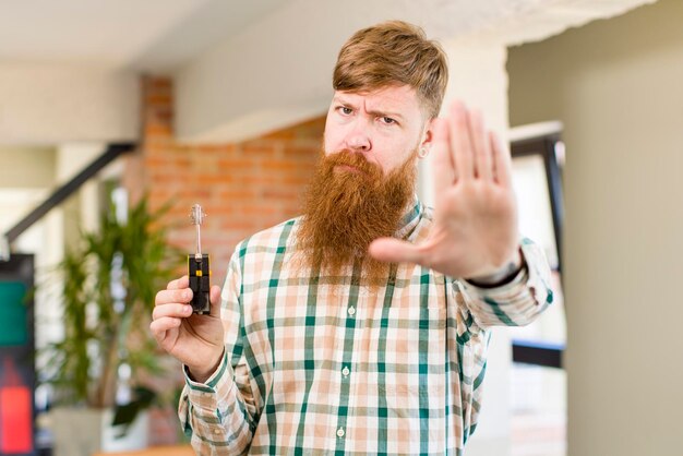 semblant sérieux montrant la paume ouverte faisant un geste d'arrêt