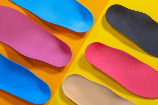 Photo semelles orthopédiques pour chaussures sur fond de couleur. soin des pieds