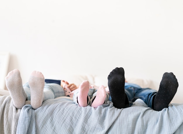 Photo semelles de pieds en gros plan avec des chaussettes colorées