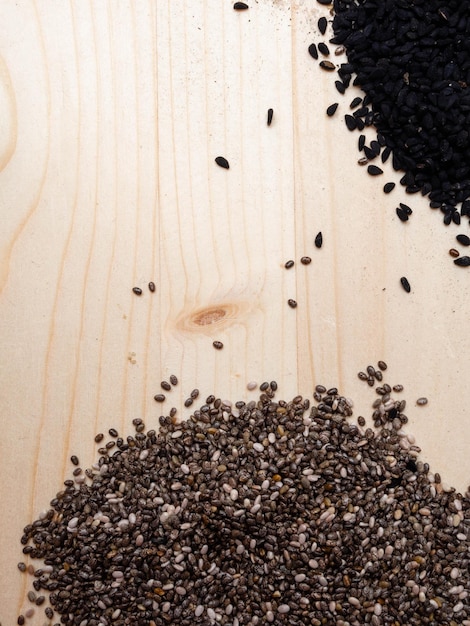 Semences saines chia cumin noir en planche de bois