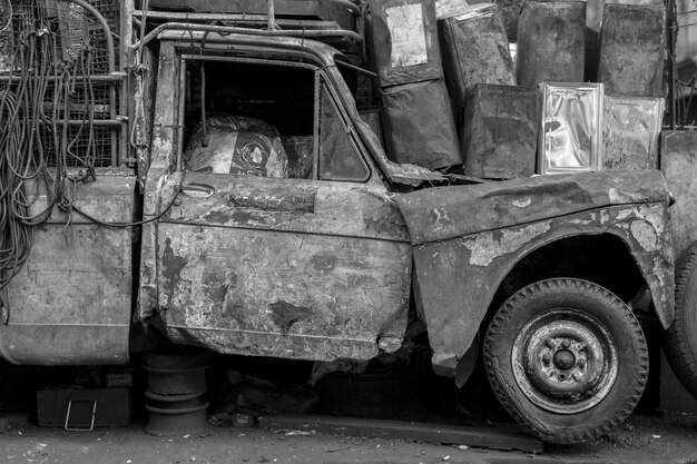 Un semi-camion abandonné à la décharge.