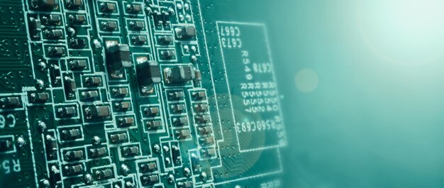 Semi-conducteur. puce cpu située sur la carte mère verte de l'ordinateur. Circuit imprimé de carte mère semi-conducteur. Carte d'ordinateur de haute technologie avec technologie de fabrication de circuits imprimés à puce. Puce iot de téléphone intelligent.