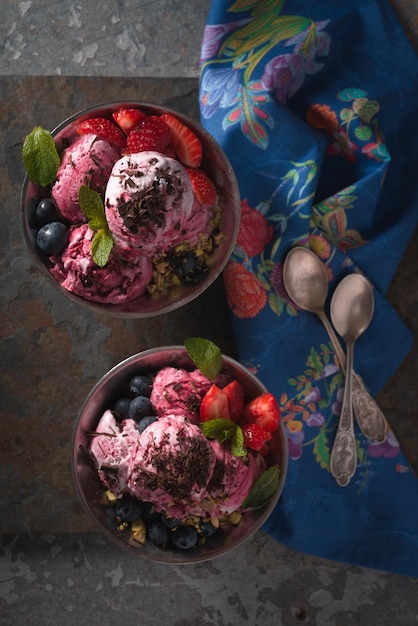 Semifreddo aux baies dans le bol à dessert en métal sur fond de pierre