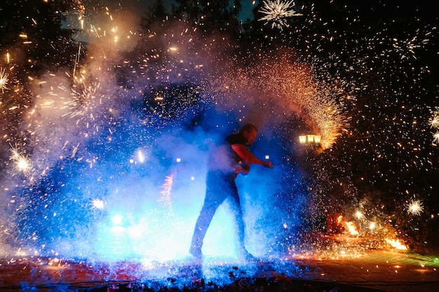 SEMIGORYE RUSSIE 17 JUIN 2022 Spectacle de feu la nuit lors d'un festival L'homme aux torches organise une performance pyrotechnique