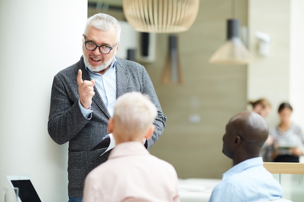 Séminaire de formation leader homme d'affaires mature