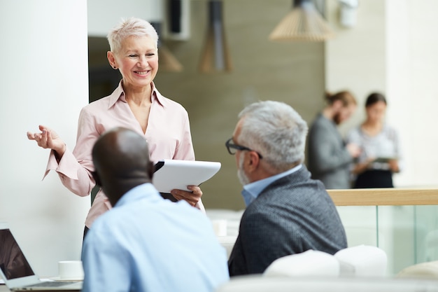 Séminaire de formation principal pour femme d'affaires senior