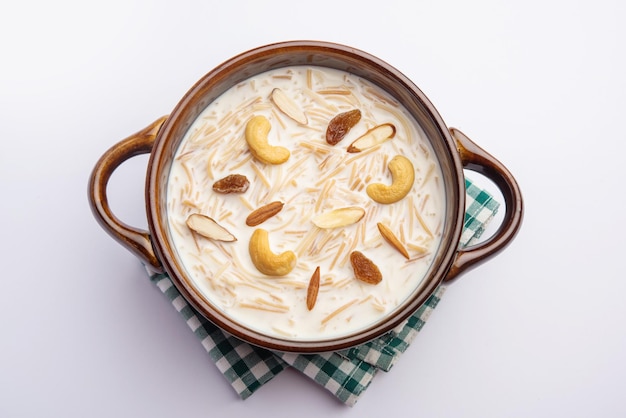 Semiya payasam ou shewai ou sewai Khir ou seviyan Kheer est un bonbon indien à base de vermicelles, lait, ghee, sucre ou jaggery, raisins secs et noix