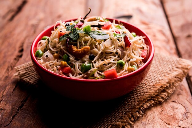 Semiya Upma ou Vermicelli Uppuma ou uppittu est un menu de petit-déjeuner populaire du sud de l'Inde. servi dans un bol. mise au point sélective