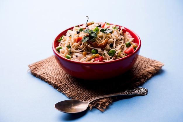 Semiya Upma ou Vermicelli Uppuma ou uppittu est un menu de petit-déjeuner populaire du sud de l'Inde. servi dans un bol. mise au point sélective