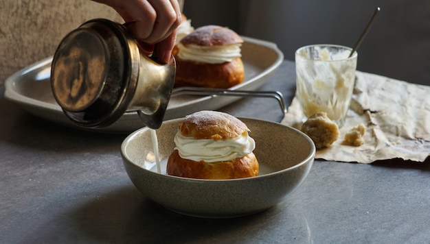 Semla ou semlor, vastlakukkel, laskiaispulla est un pain sucré traditionnel fabriqué sous différentes formes en Suède.