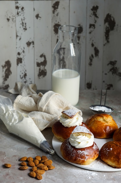 Photo semla ou semlor, vastlakukkel, laskiaispulla est un pain sucré traditionnel fabriqué sous diverses formes en suède, finlande, estonie, norvège, danemark, en particulier shrove monday et shrove tuesday