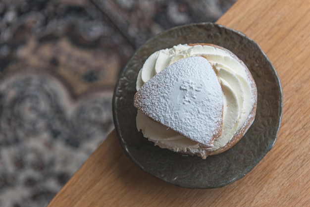 Photo semla suédois typique avec de la crème douce sur la table en bois brun