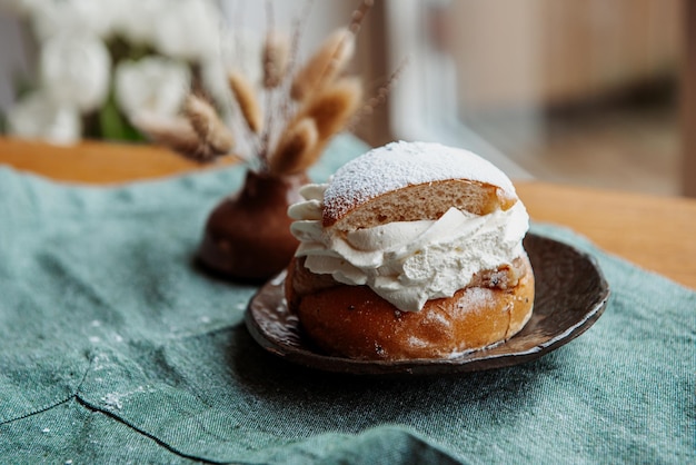 Semla suédois typique avec de la crème douce sur un textile bleu