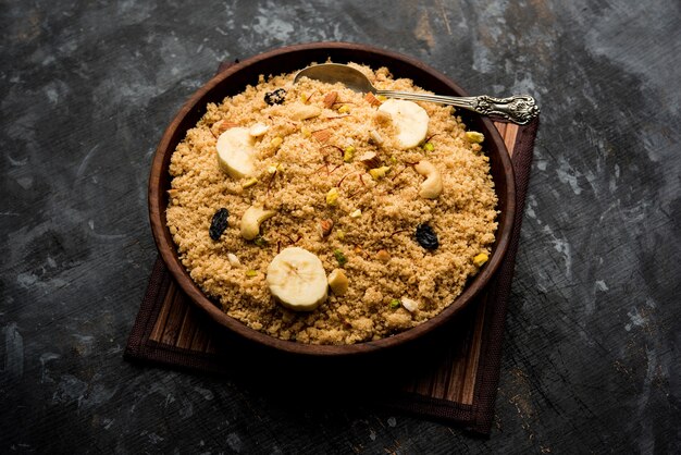 Semoule Halwa ou Sooji ka Halva ou doux Rava Sheera ou shira - festival indien doux fait de semoule, noix et Ghee