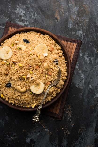 Semoule Halwa ou Sooji ka Halva ou doux Rava Sheera ou shira - festival indien doux fait de semoule, noix et Ghee