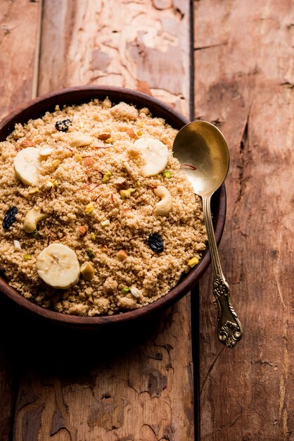 Semoule Halwa ou Sooji ka Halva ou doux Rava Sheera ou shira - festival indien doux fait de semoule, noix et Ghee