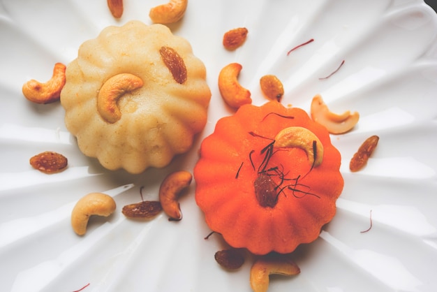 Semoule nature ou aromatisée au safran ou Soji Halwa également connue sous le nom de Sweet Rava Sheera OU Shira - festival indien sucré garni de fruits secs. Servi dans une assiette ou un bol, mise au point sélective