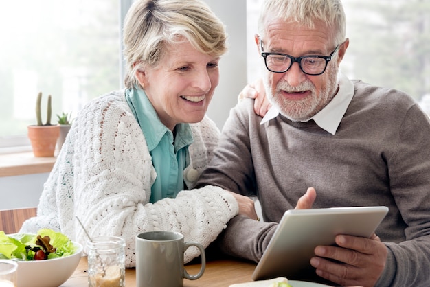 Senior Adulte Tenant Tablet Concept De Lecture