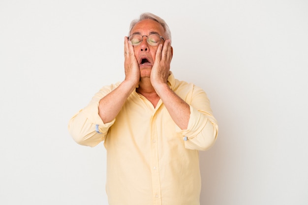 Senior american man isolé sur fond blanc pleurnicher et pleurer inconsolablement.